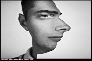 Qual é a imagem que vê em primeiro lugar? Uma pessoa de perfil ou uma pessoa de frente para si?